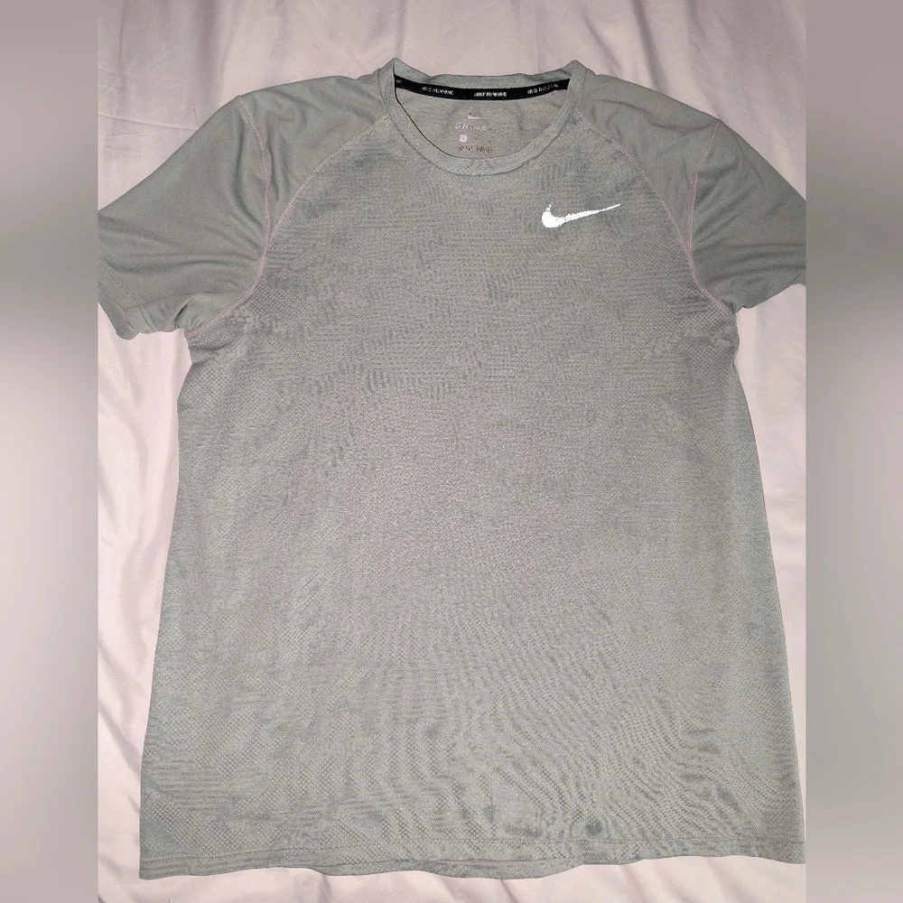 Nike Running Men's Large Dri-Fit Gray Pattern Short Sleeve Running Shirt‎